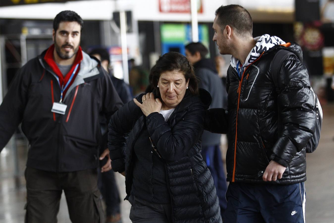 Los familiares de las víctimas llegan al aeropuerto de Barcelona