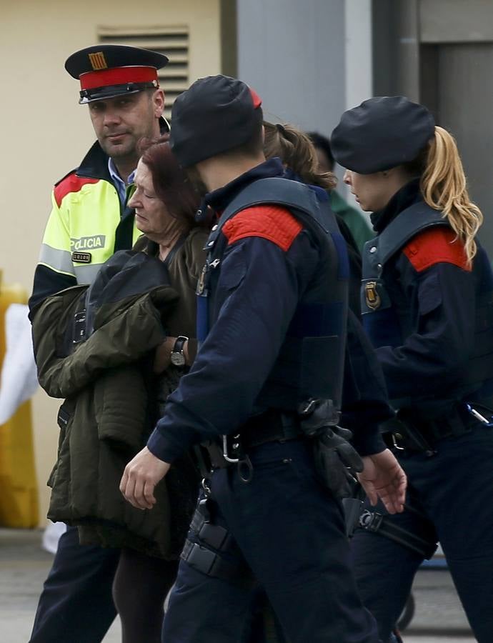 Los familiares de las víctimas llegan al aeropuerto de Barcelona