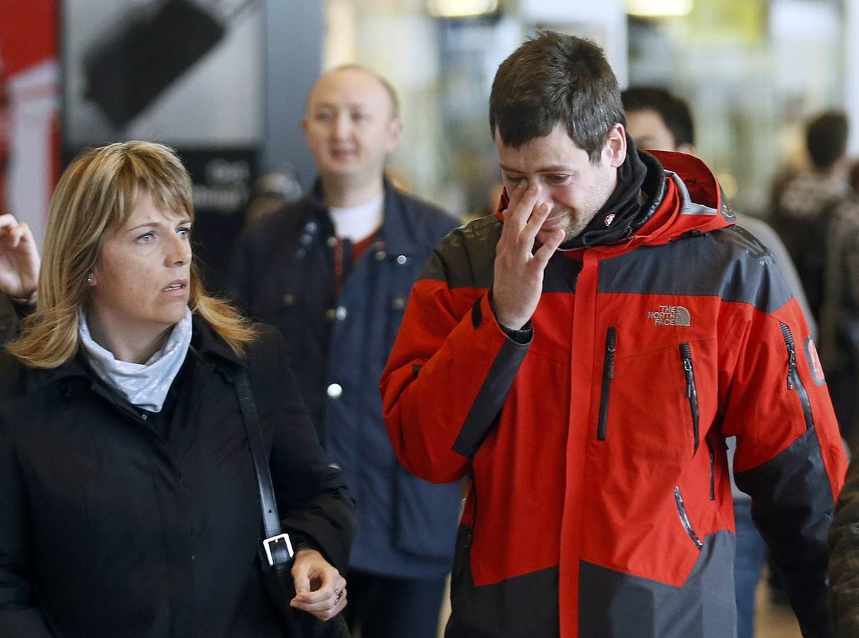 Los familiares de las víctimas llegan al aeropuerto de Barcelona