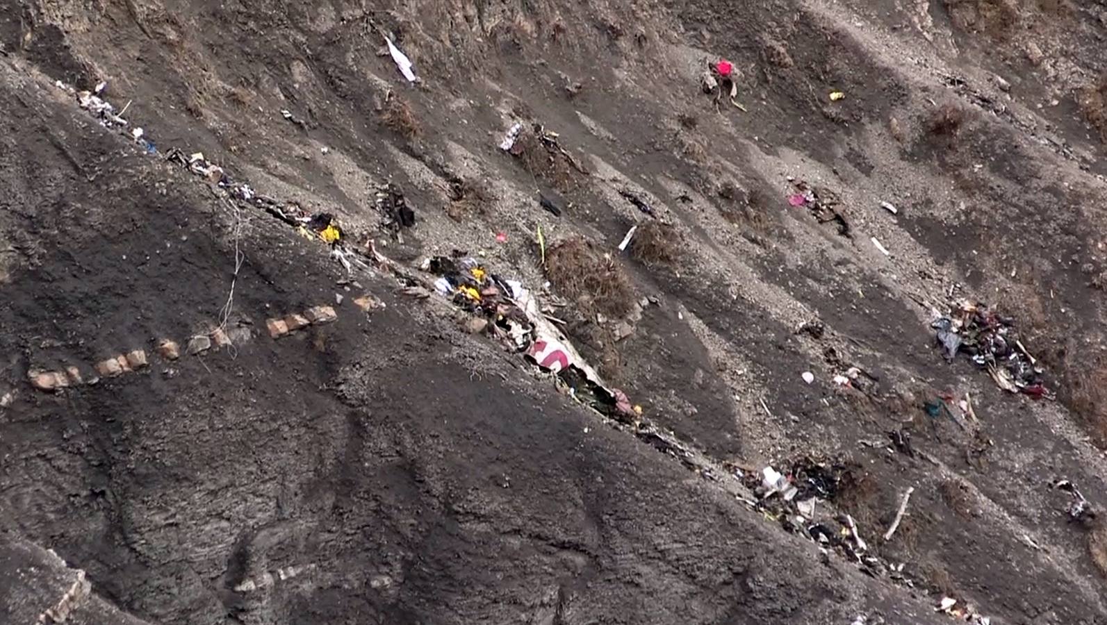 Restos del fuselaje en muchos kilómetros. SEYNE-LES- ALPES (FRANCIA). Los servicios de rescate se encuentran con restos del fuselaje del avión y de las pertenencias de los pasajeros del Airbus A320 de la compañía Germanwings. El avión se estrelló en los Alpes franceses y que se ha cobrado la vida de 150 personas, 42 de las cuales son españolas.