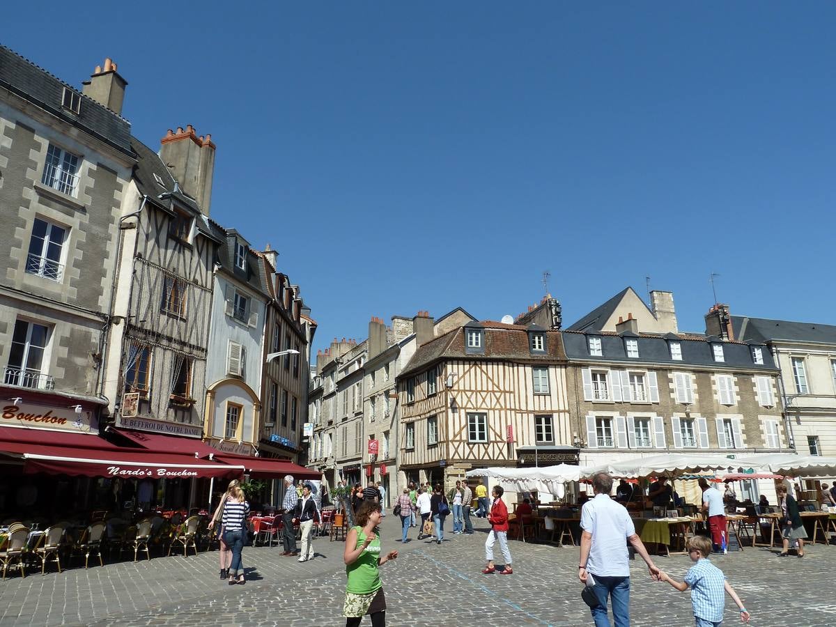 Plaza Charles De Gaulle.