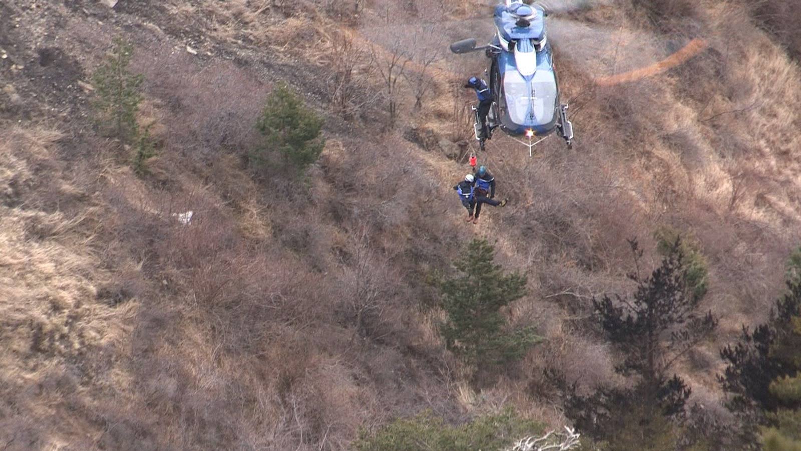 Un helicóptero rastrea la zona del accidente.