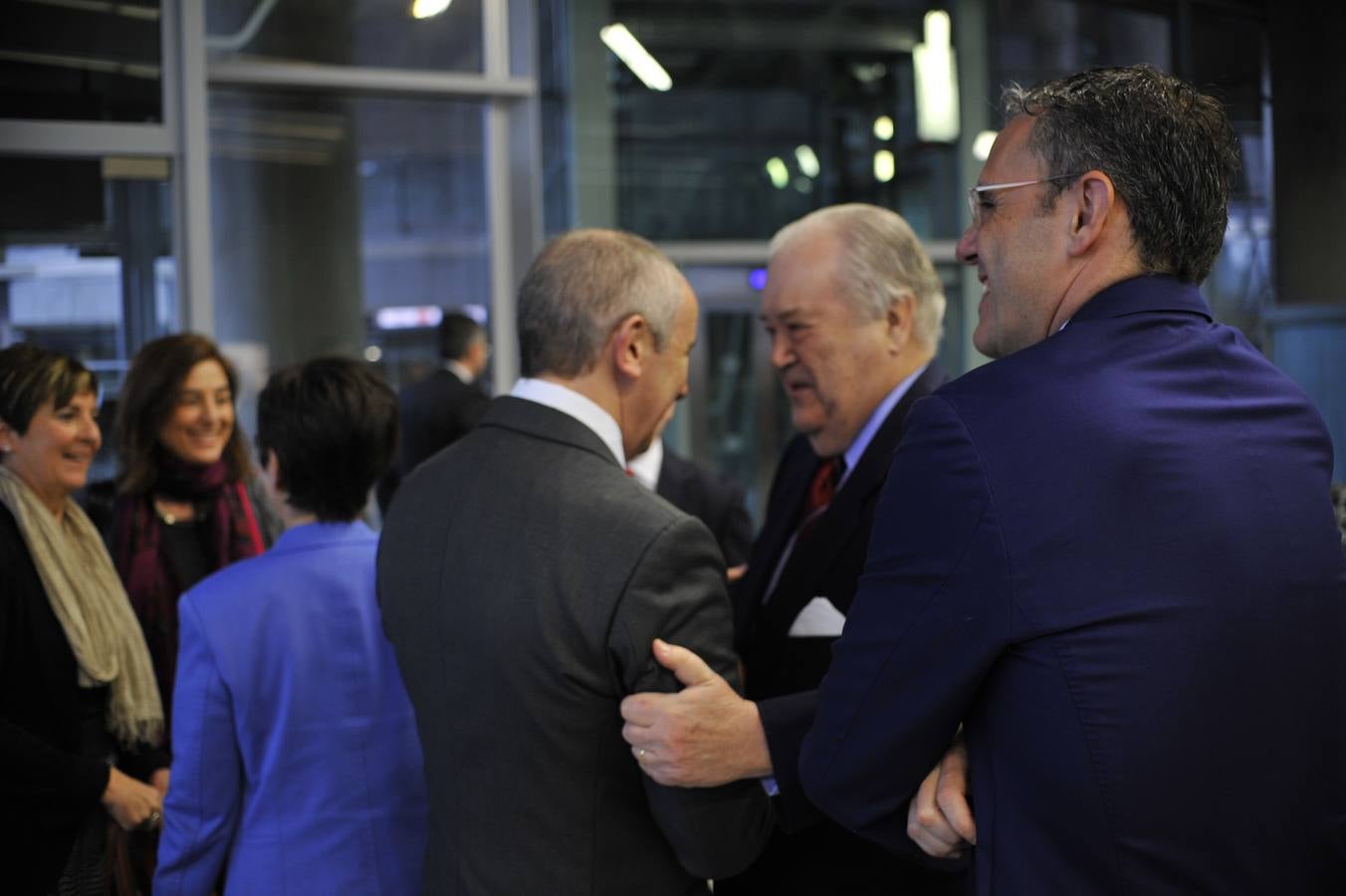 El presidente de EL CORREO, Santiago de Ybarra, saluda al consejero jeltzale Josu Erkoreka, en presencia de Íñigo Barrenechea, director general del citado periódico.