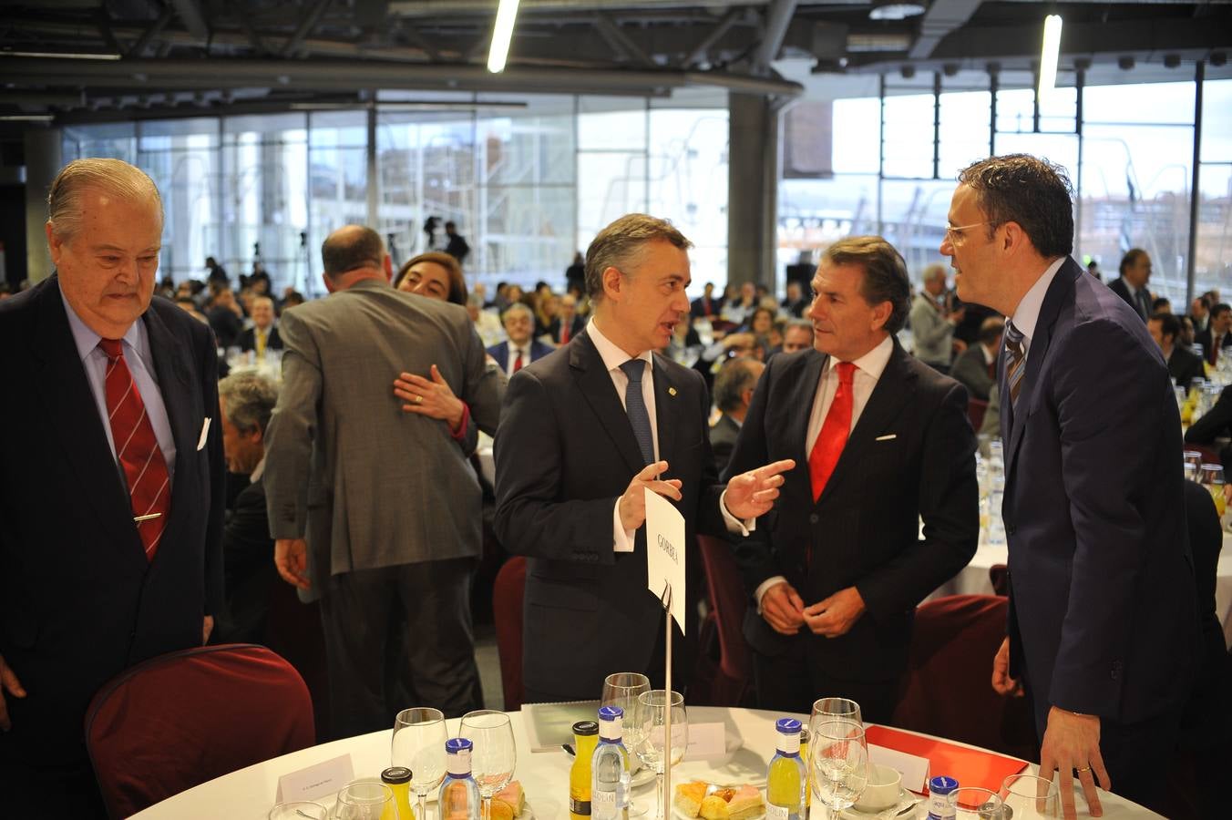 El lehendakari, Iñigo Urkullu, habla con el director general del Banco Santander, Enrique García Candelas, en presencia del director general de EL CORREO, Íñigo Barrenechea (dcha), y su presidente, Santiago de Ybarra (izqda).