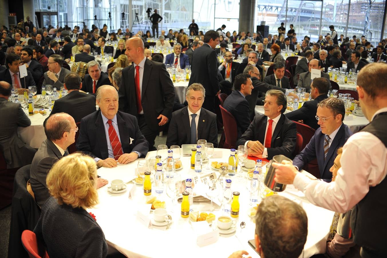 El presidente de EL CORREO, Santiago de Ybarra, habla con el alcalde de Bilbao, Ibon Areso, en presencia del lehendakari, Iñigo Urkullu; el director general del Banco Santander, Enrique García Candelas, y el director general de EL CORREO, Íñigo Barrenechea.