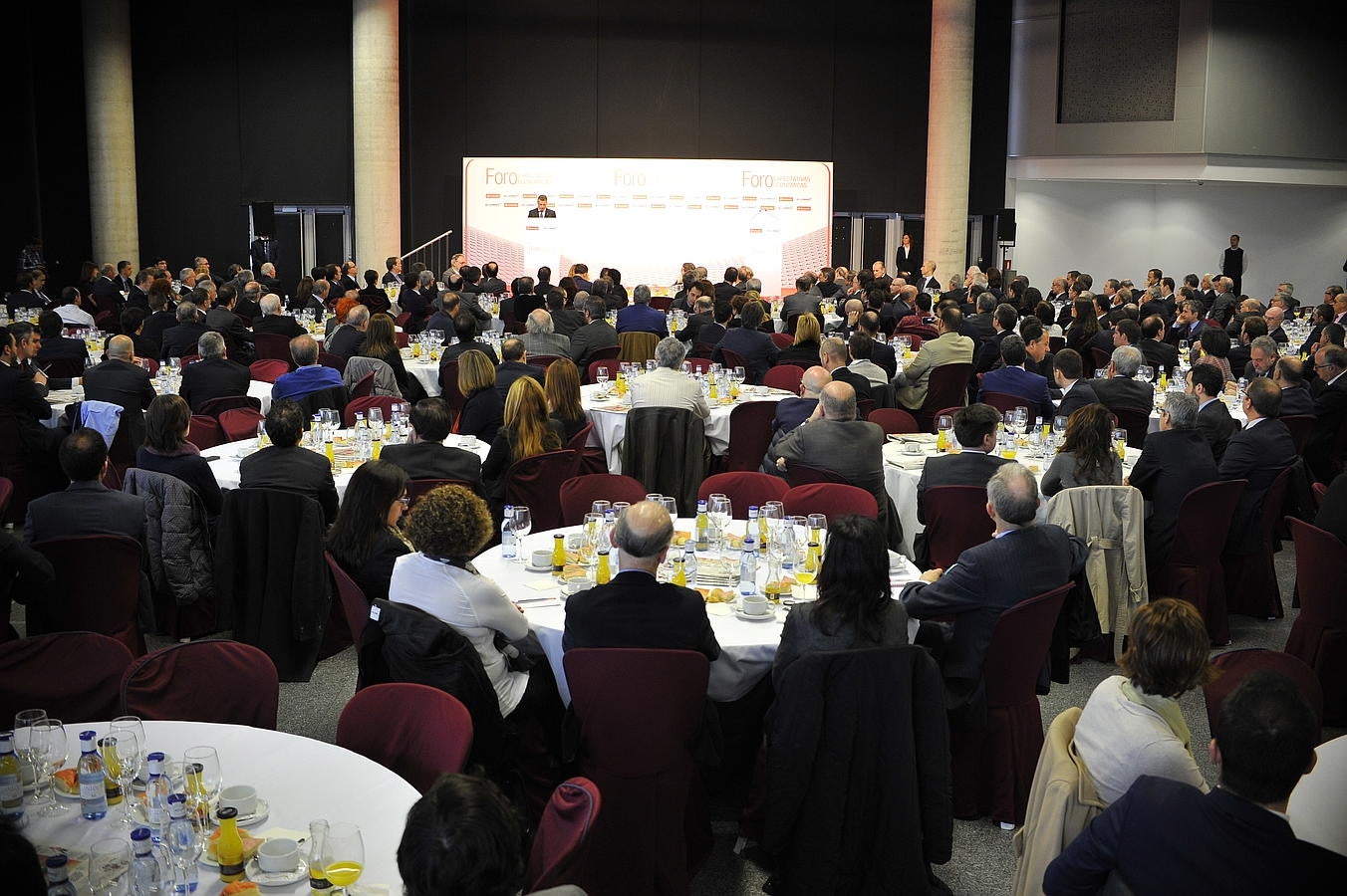 Los asistentes del Foro Económico Internacional atienden al discurso del lehendakari, Iñigo Urkulllu.