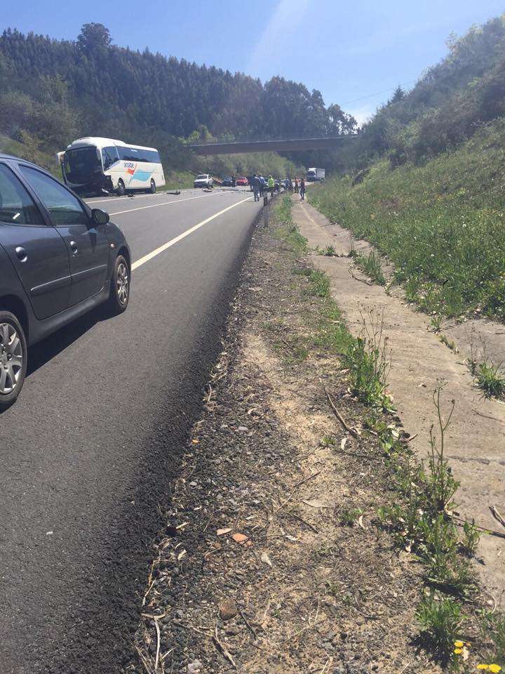 52 niños de una ikastola de Bilbao salen ilesos de un brutal accidente en Ampuero