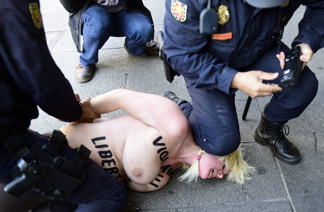 Detenida una activista de Femen que ha protestado ante Fernández Díaz