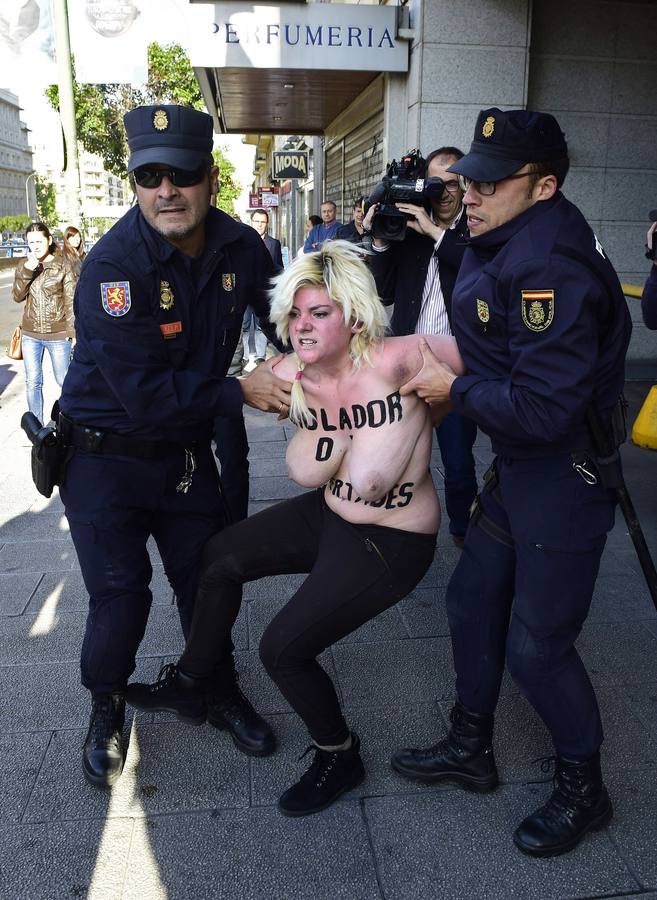 Detenida una activista de Femen que ha protestado ante Fernández Díaz