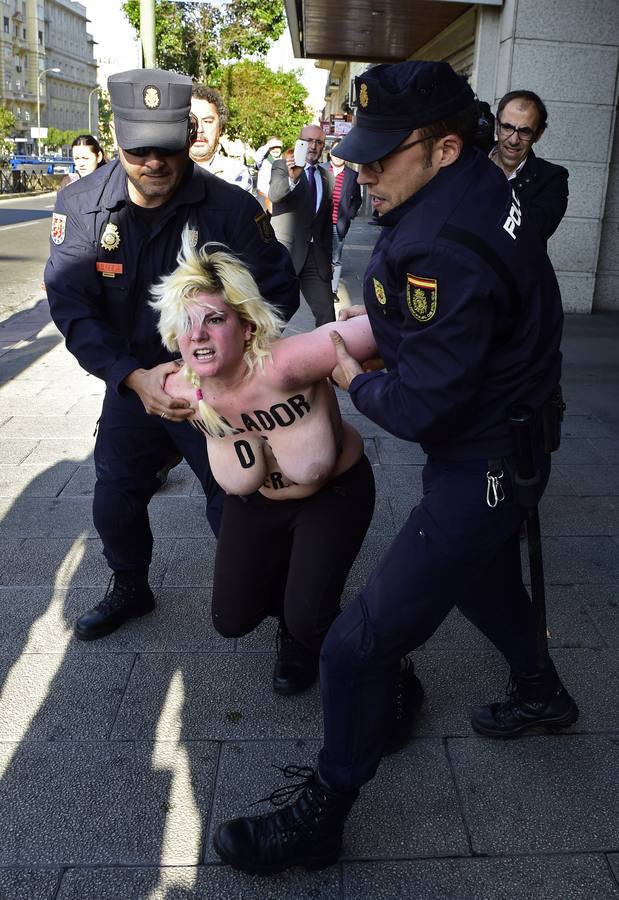 Detenida una activista de Femen que ha protestado ante Fernández Díaz