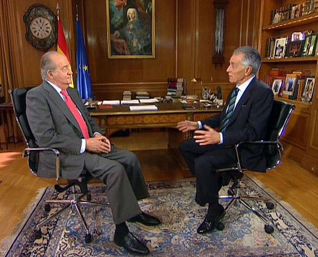 Fotografía facilitada por la Casa de SS. MM el Rey que muestra en 2013 a Don Juan Carlos siendo entrevistado por el veterano periodista Jesús Hermida, con motivo del 75 aniversario del Monarca. En la entrevista Don Juan Carlos rememoró los momentos destacados de su reinado. Hermida fue el elegido por los responsables de televisión española para este cometido, entre otras razones, por tener la misma edad que el jefe del Estado.