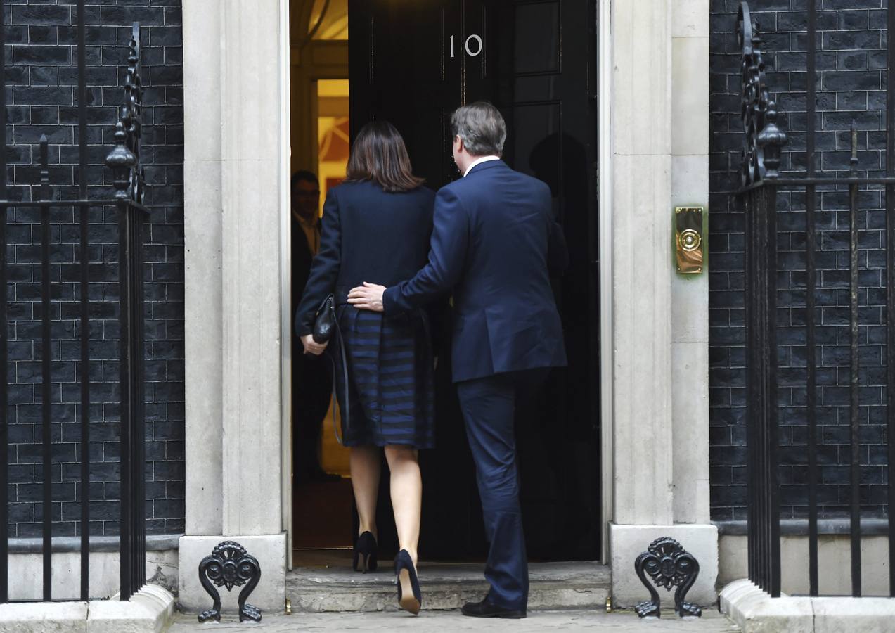 El primer ministro británico, David Cameron, entra en el número 10 de Downing Street junto a su esposa Samantha.