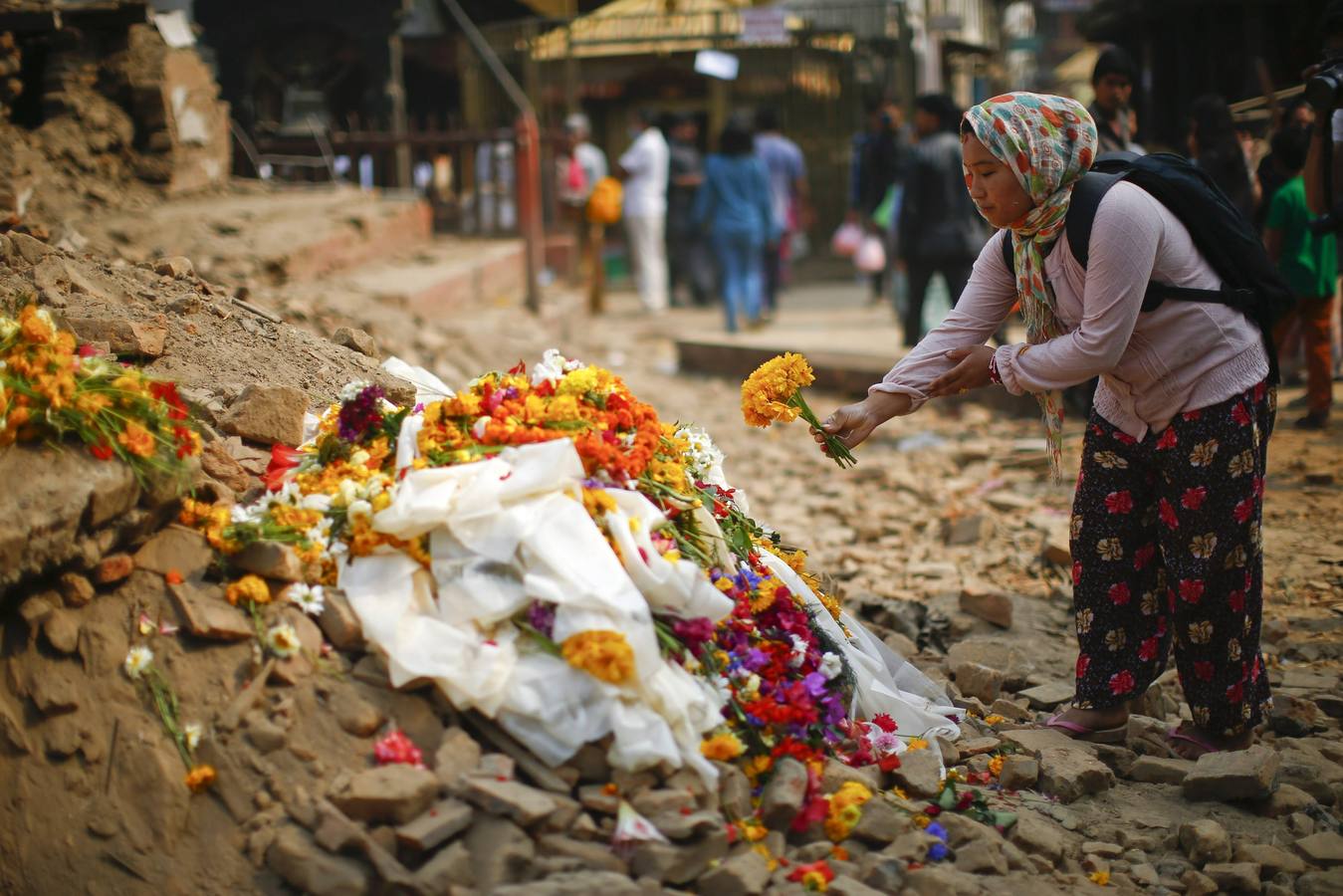 Flores y silencio por las víctimas de Nepal