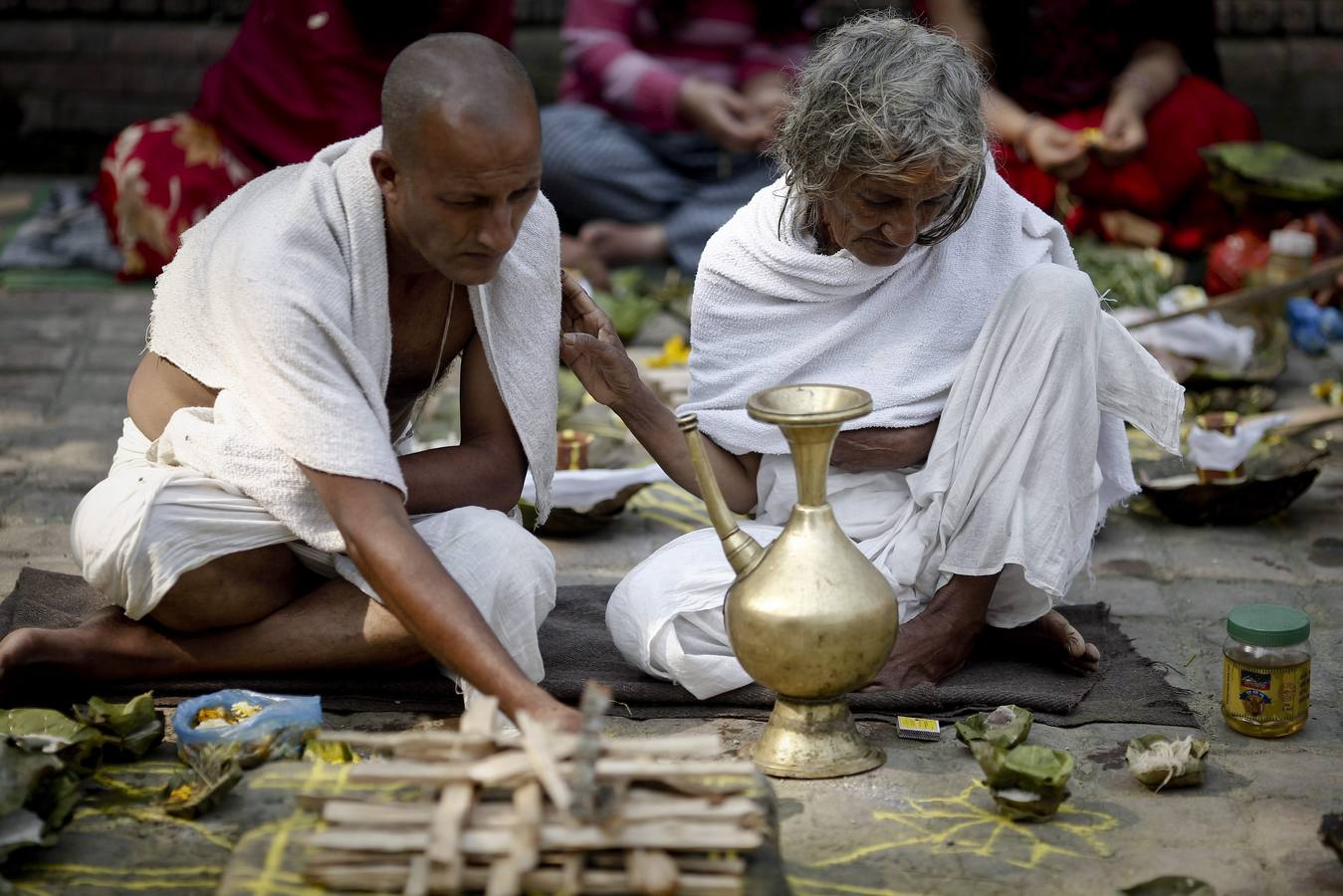 Flores y silencio por las víctimas de Nepal