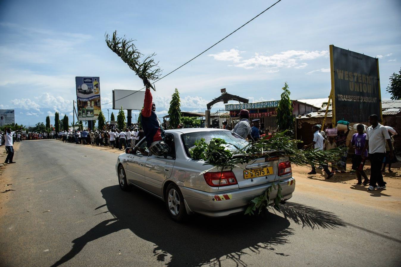 Colas interminables para recibir al presidente de Burundi