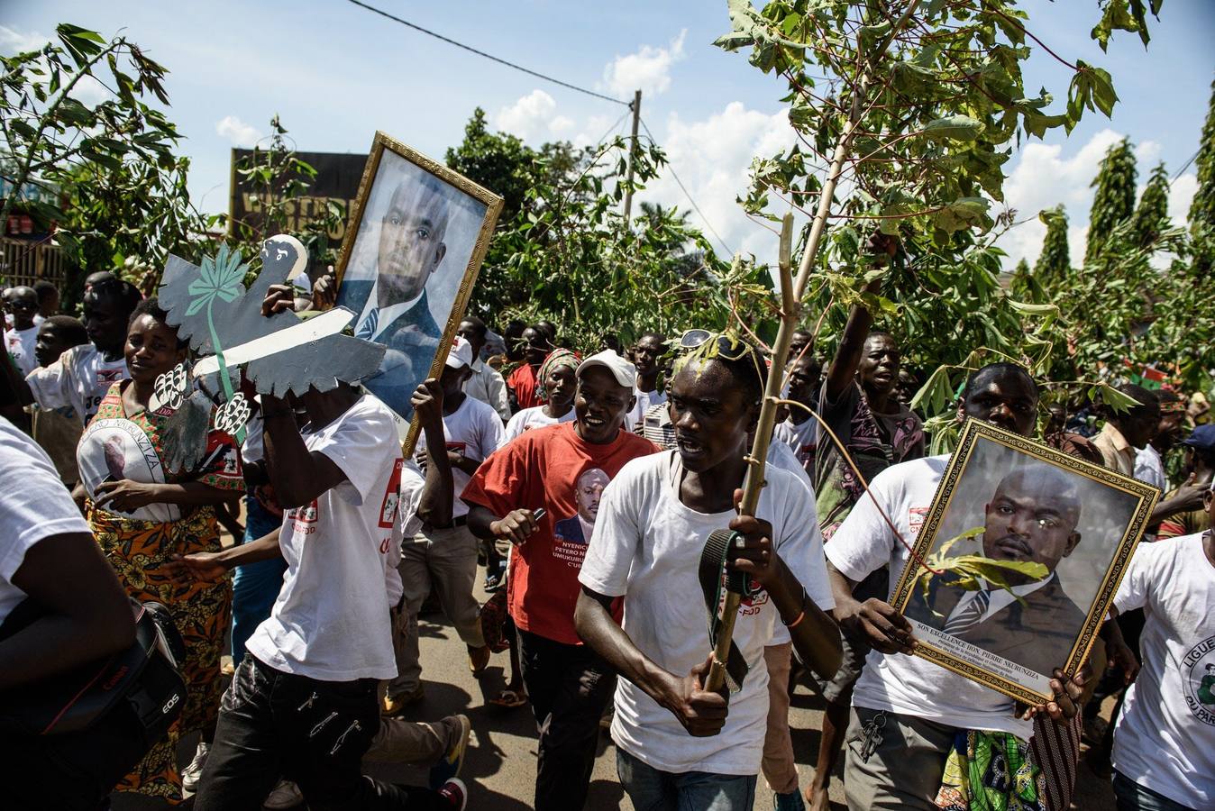 Colas interminables para recibir al presidente de Burundi