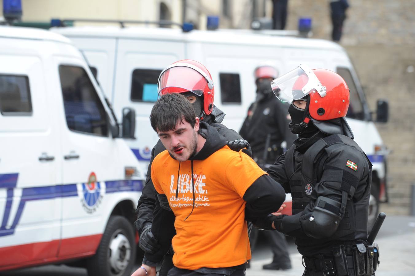 La Ertzaintza rompe por la fuerza el &#039;muro&#039; de Segi