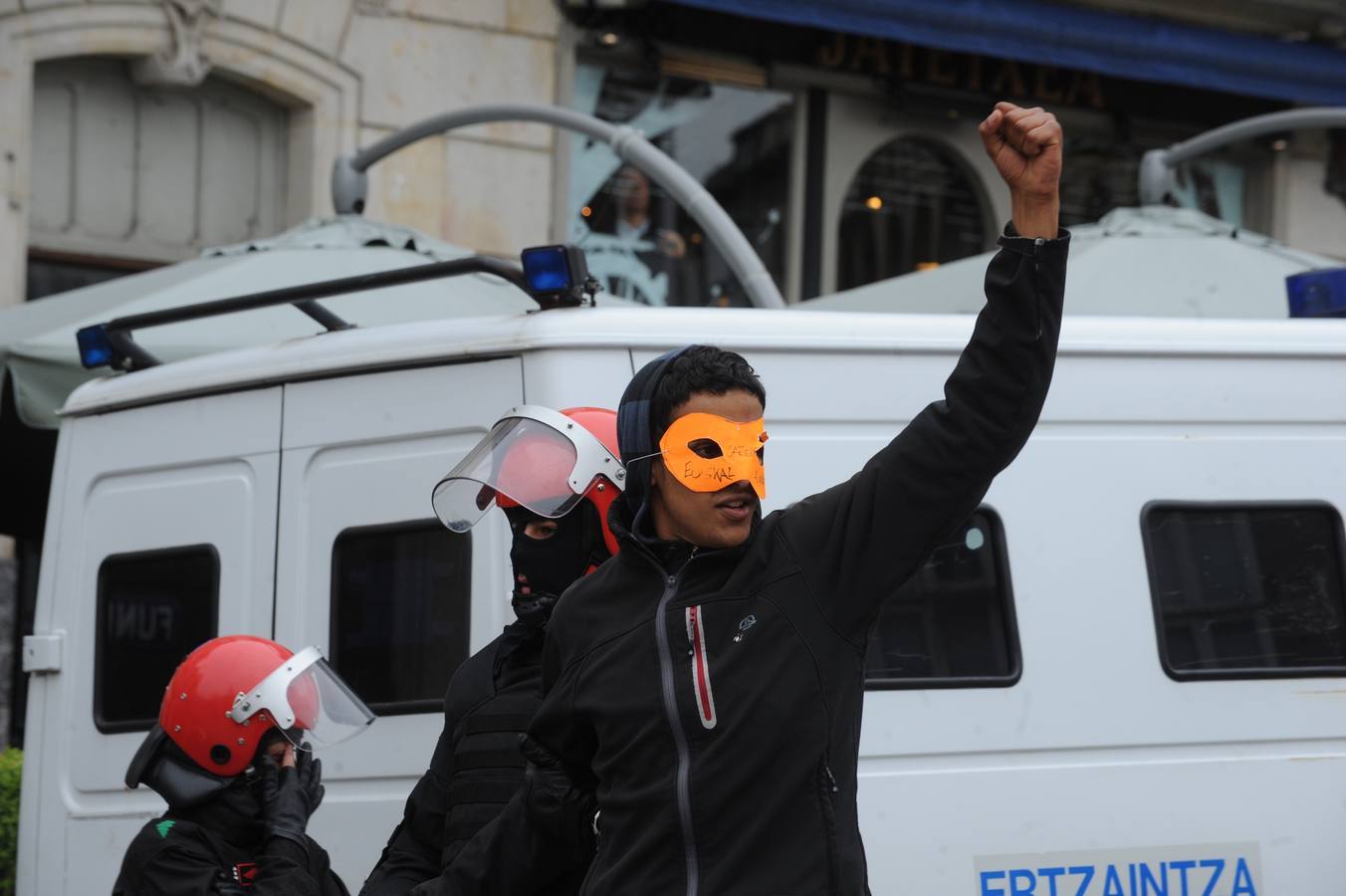 La Ertzaintza rompe por la fuerza el &#039;muro&#039; de Segi