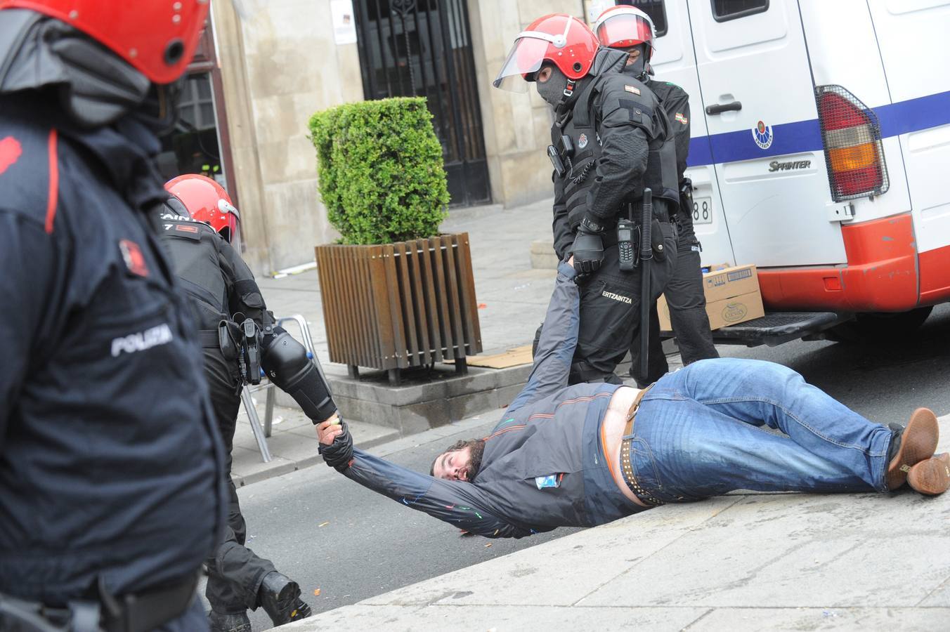 La Ertzaintza rompe por la fuerza el &#039;muro&#039; de Segi