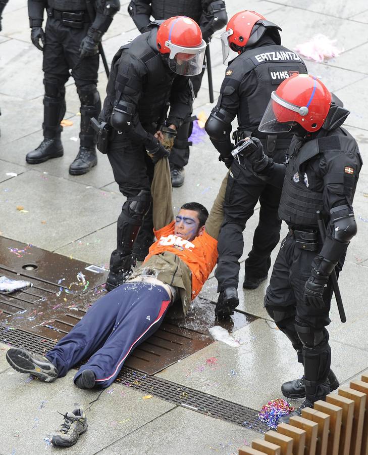 La Ertzaintza rompe por la fuerza el &#039;muro&#039; de Segi