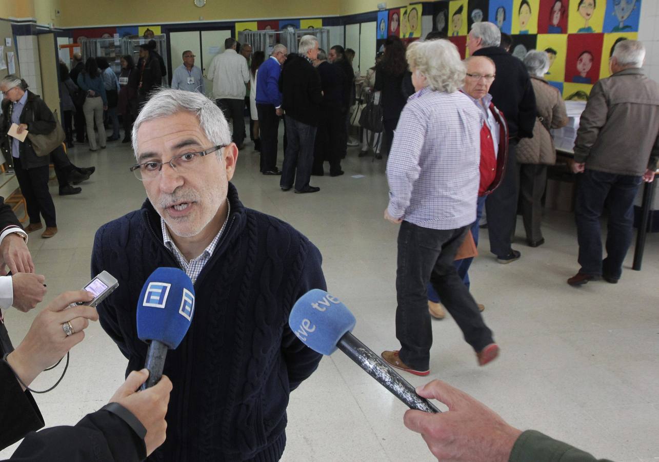 GASPAR LLAMAZARES. Dejó Madrid, cansado del Congreso, para emprender una nueva vida en la política autonómica y los resultados parecen darle la razón. IU en Asturias, la lista que él encabezaba, mantiene sus cinco diputados y es más que probable que participe en el futuro Gobierno de izquierdas del Principado. Un éxito personal para Gaspar Llamazares dentro de la debacle de IU en toda España.