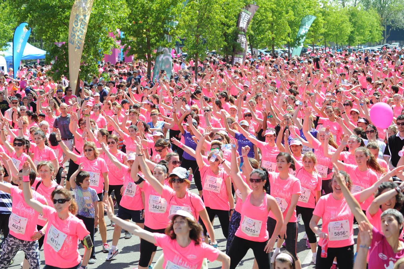 Una marea rosa inunda las calles de Vitoria para luchar contra el cáncer de mama