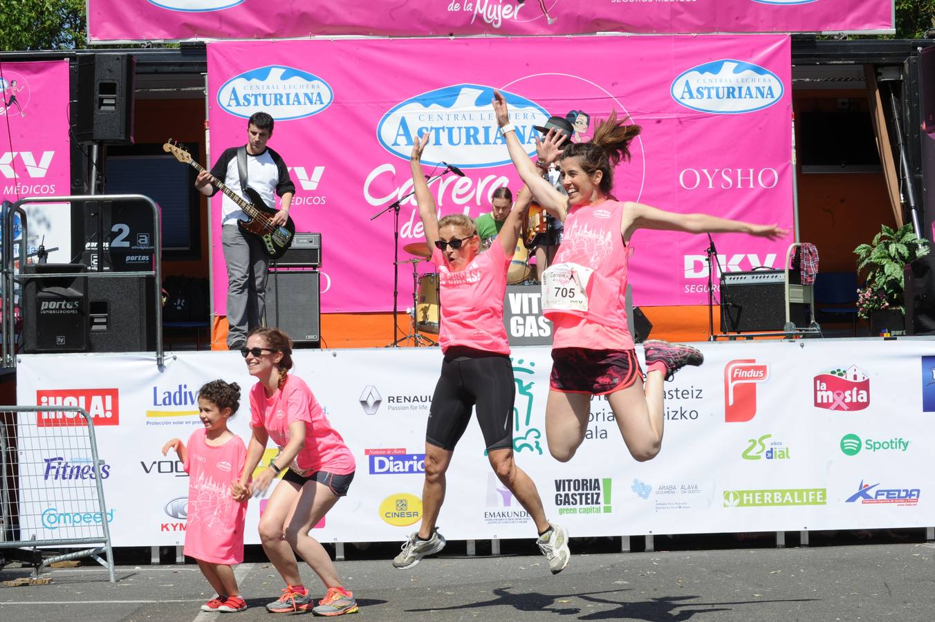 Una marea rosa inunda las calles de Vitoria para luchar contra el cáncer de mama
