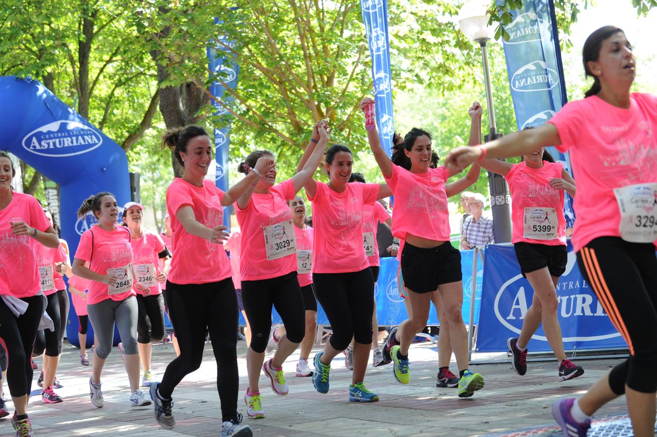 Una marea rosa inunda las calles de Vitoria para luchar contra el cáncer de mama