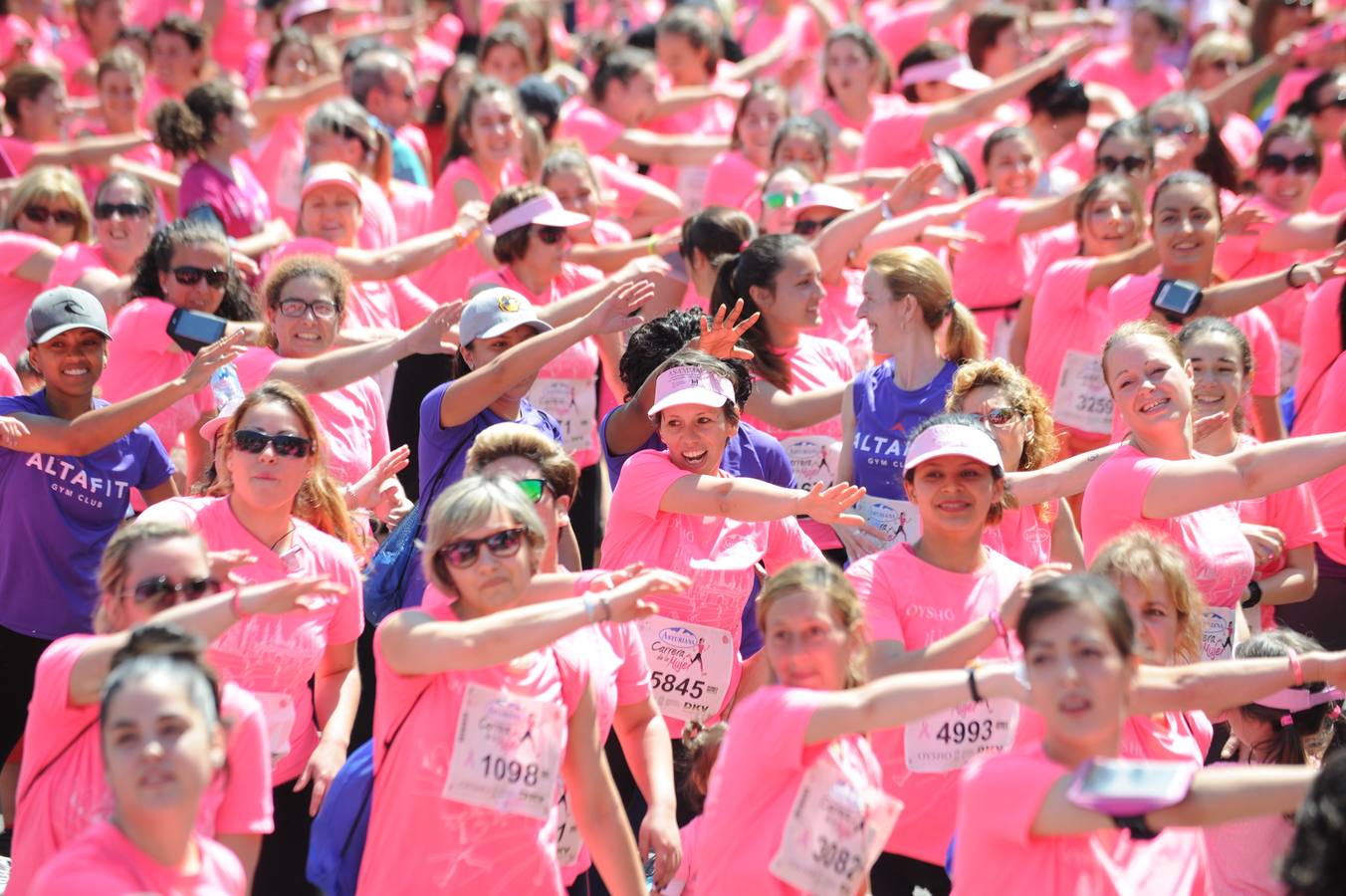 Una marea rosa inunda las calles de Vitoria para luchar contra el cáncer de mama