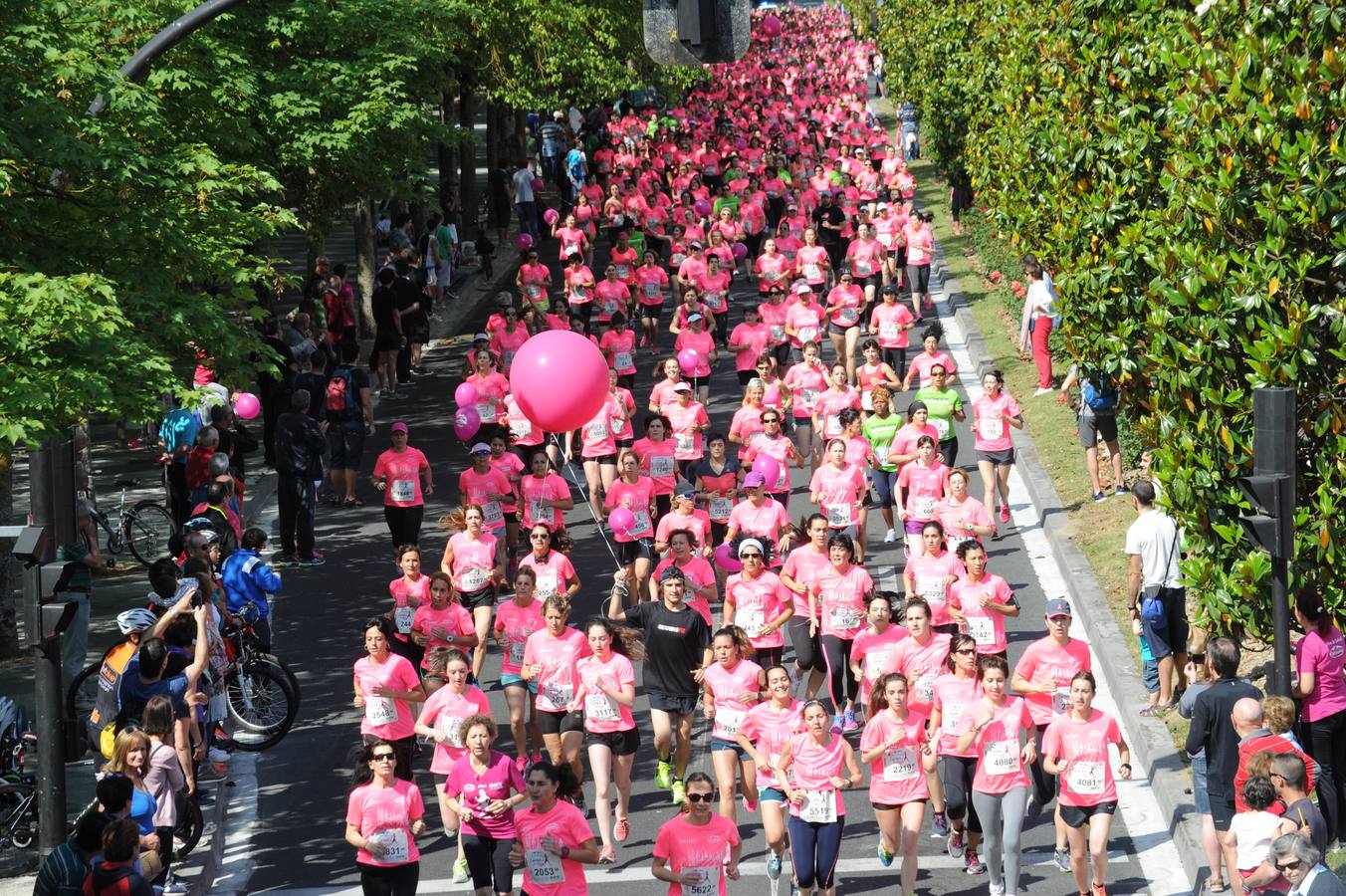 Una marea rosa inunda las calles de Vitoria para luchar contra el cáncer de mama