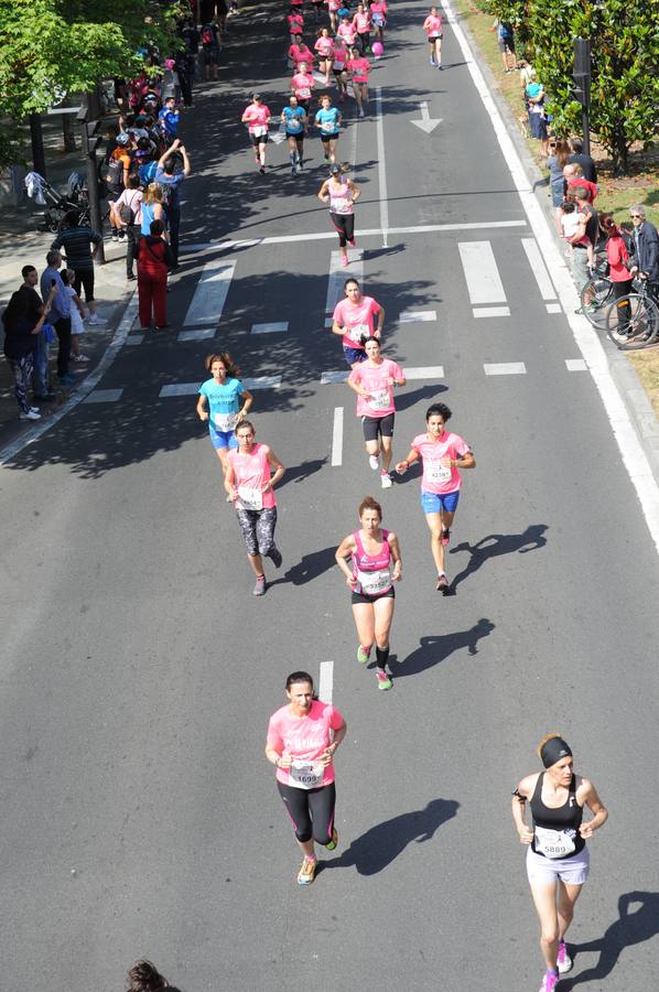 Una marea rosa inunda las calles de Vitoria para luchar contra el cáncer de mama