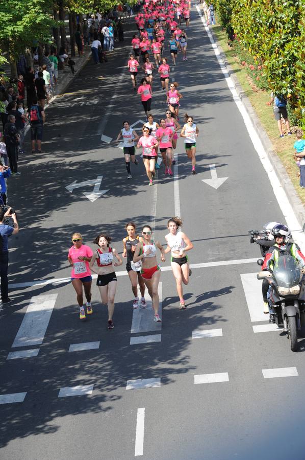 Una marea rosa inunda las calles de Vitoria para luchar contra el cáncer de mama