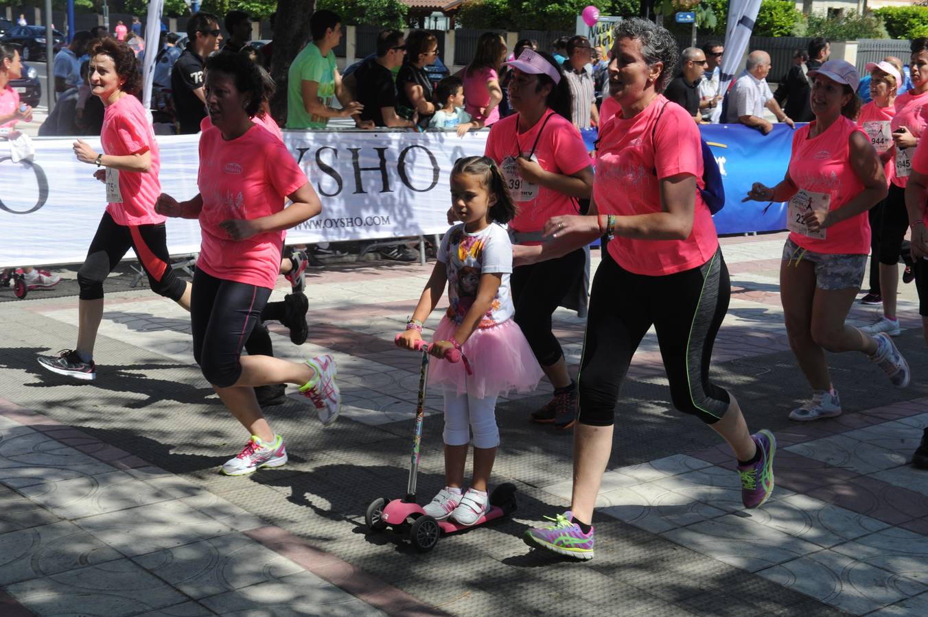 Una marea rosa inunda las calles de Vitoria para luchar contra el cáncer de mama