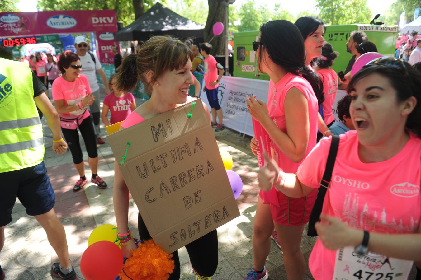Una marea rosa inunda las calles de Vitoria para luchar contra el cáncer de mama