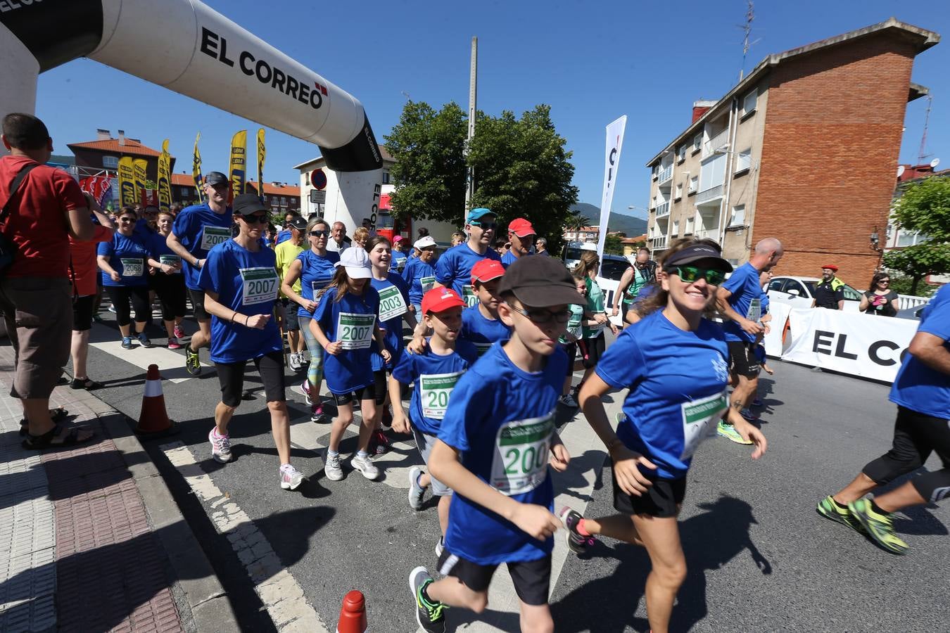 600 personas acuden a la Carrera Familiar de Abanto-Zierbena