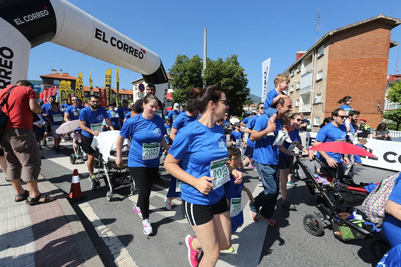 600 personas acuden a la Carrera Familiar de Abanto-Zierbena