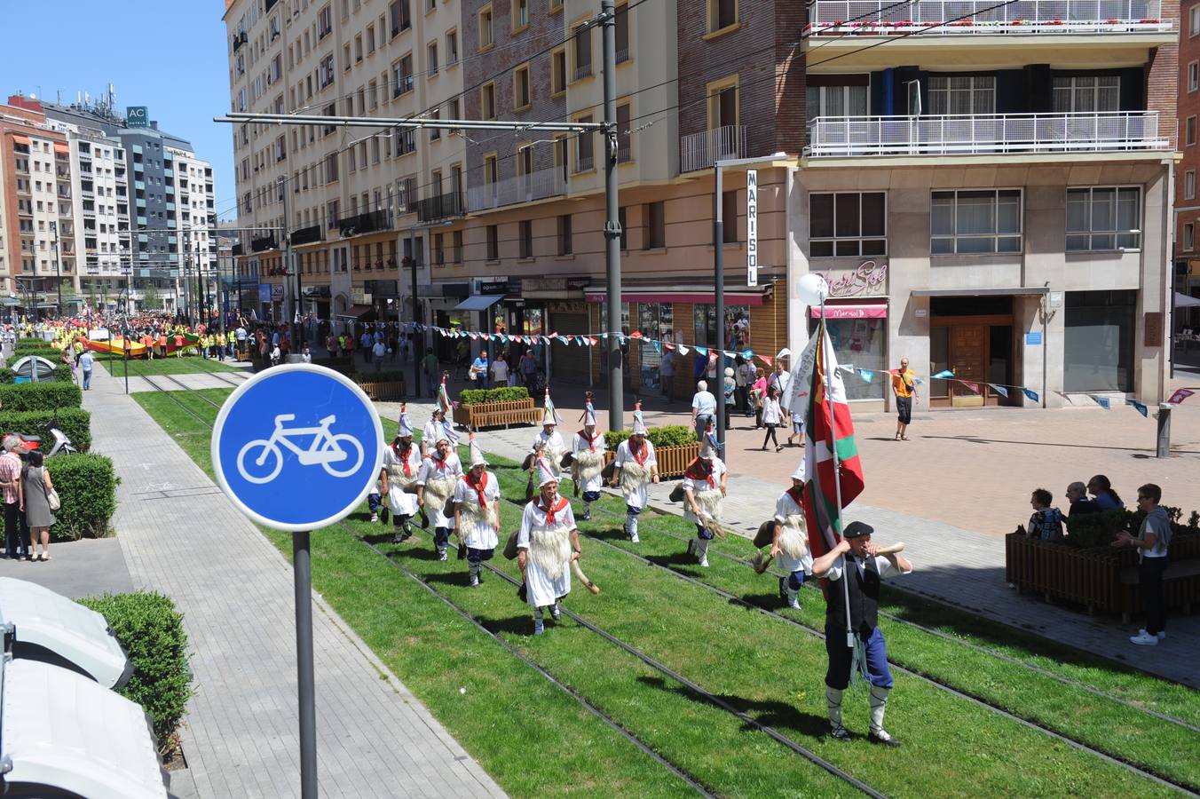 Miles de personas recorren Vitoria por el derecho a decidir