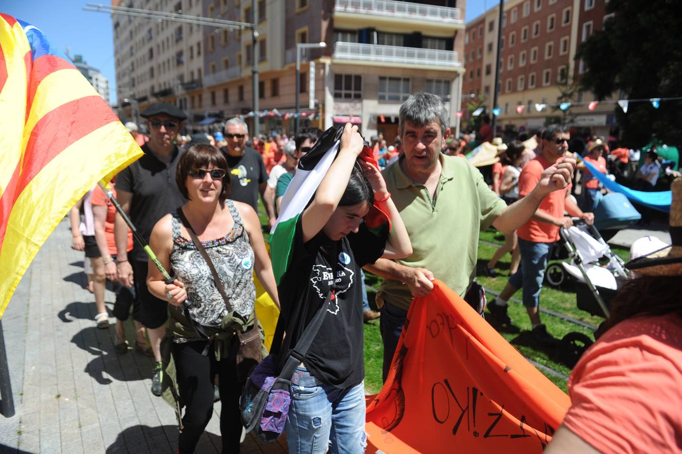 Miles de personas recorren Vitoria por el derecho a decidir