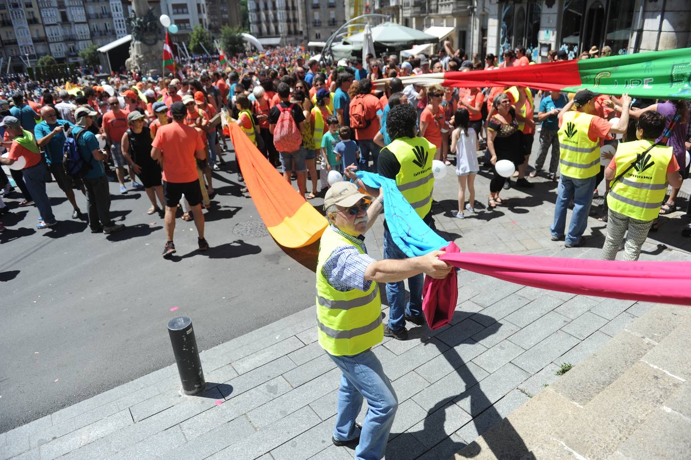 Miles de personas recorren Vitoria por el derecho a decidir