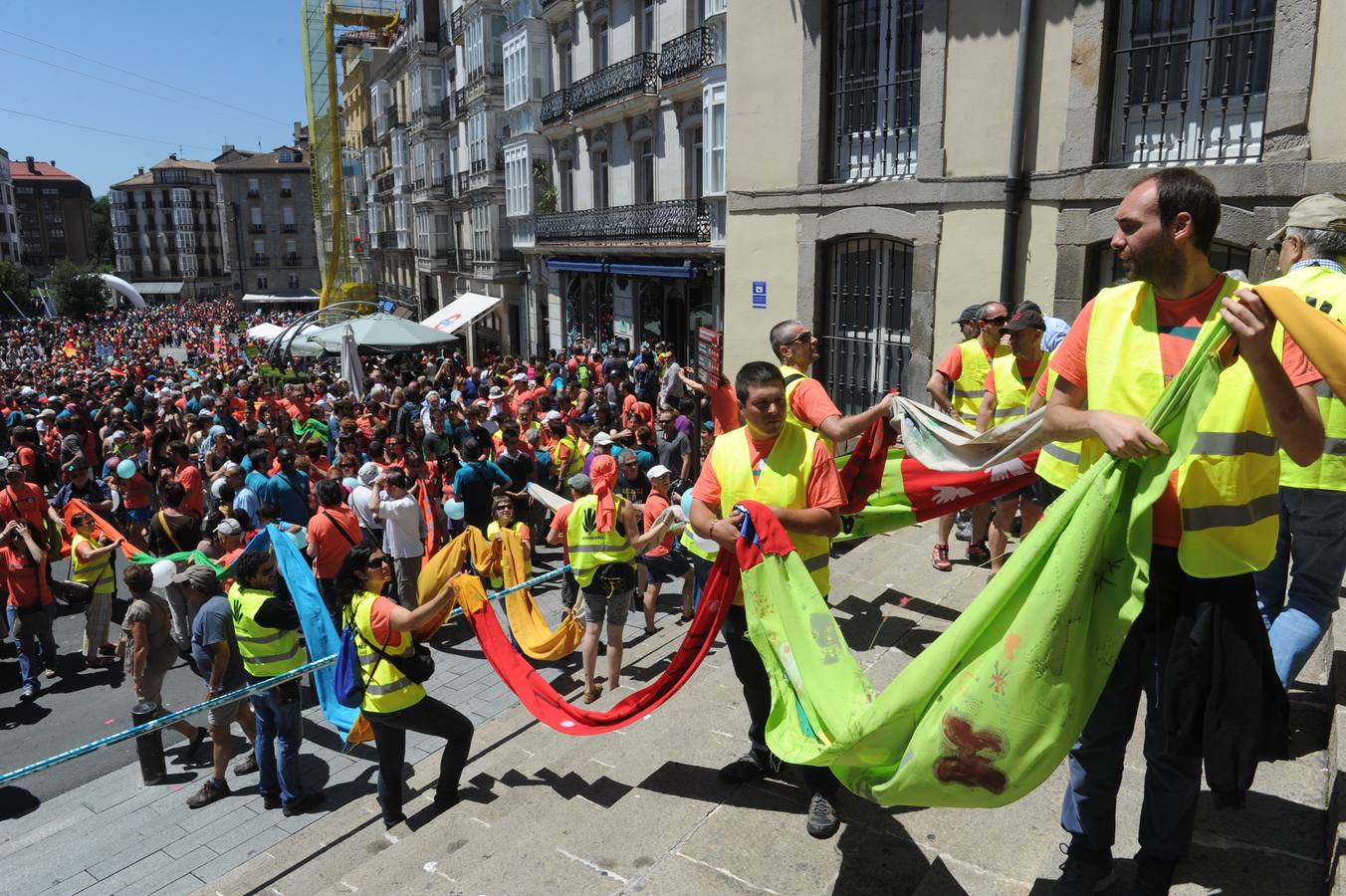 Miles de personas recorren Vitoria por el derecho a decidir