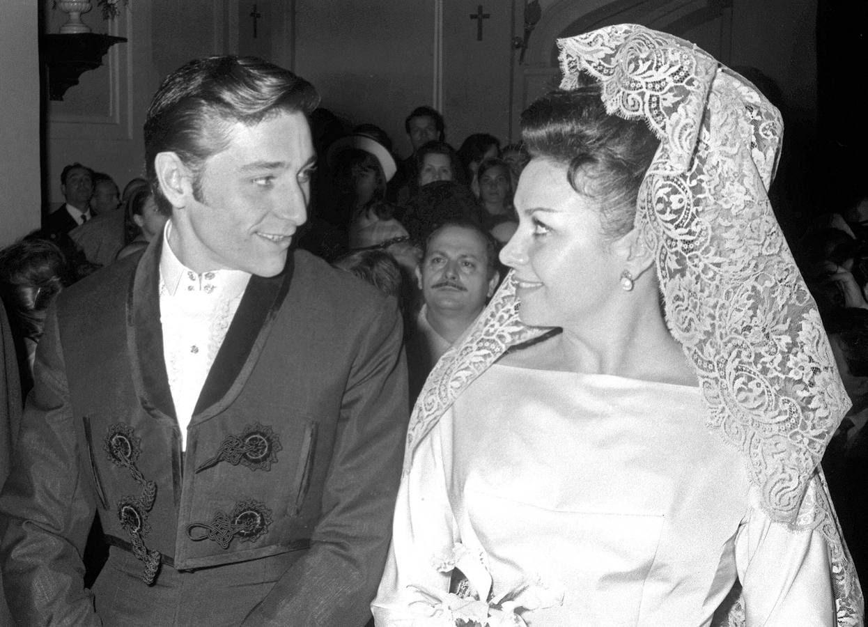 Antonio Gades, bailarin y coreografo español, durante su boda en 1964 Marujita Díaz.