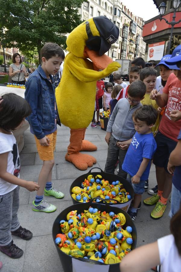 10.500 niños pintan los 35.000 WOPatos que nadarán en la ría de Bilbao el 5 de julio