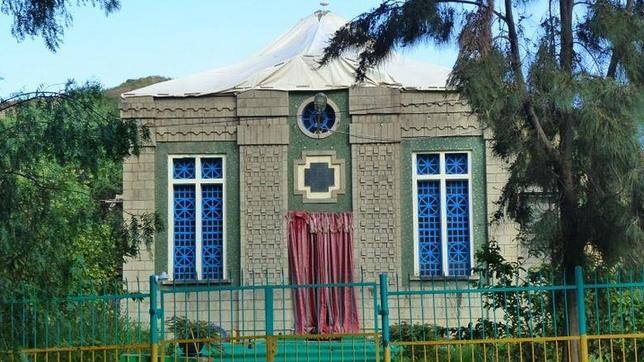 Iglesia Santa María de Sión. Según la leyenda, dentro de este edificio sagrado está el Arca de la Alianza, depositada allí por Menelik I, hijo de Salomón. El único que puede saberlo a ciencia cierta es el monje que se encarga de sus cuidados.