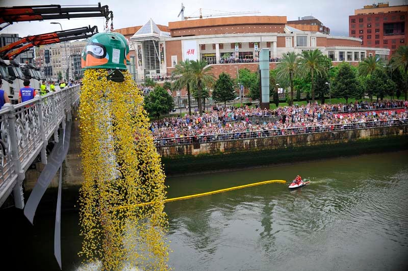 Miles de patos surcan la ría