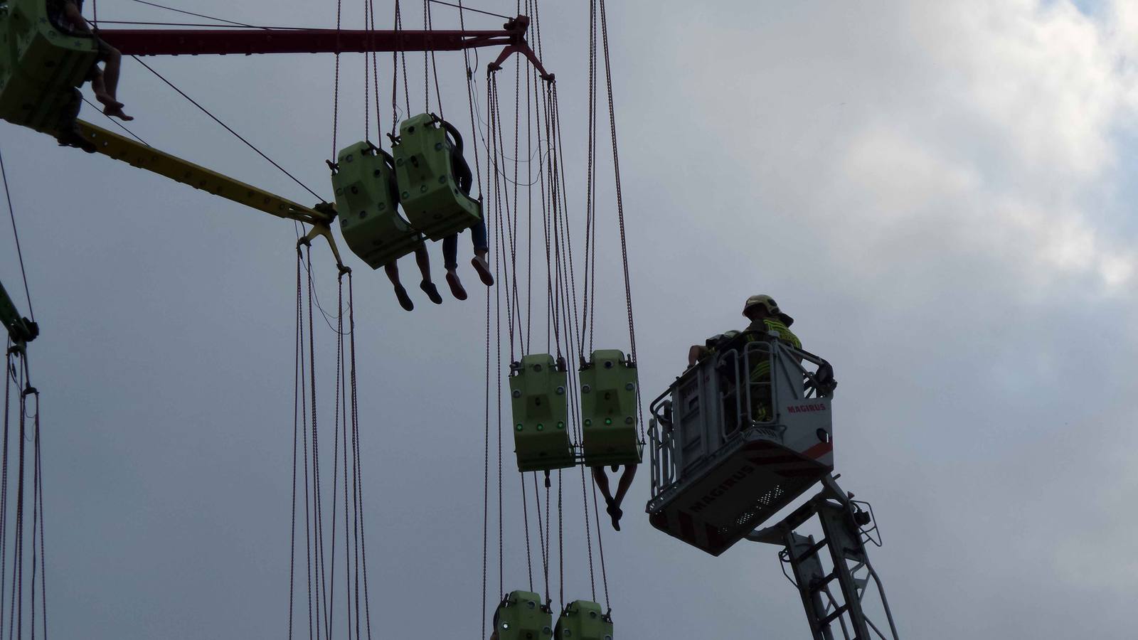 Atrapados a 40 metros de altura en Barakaldo