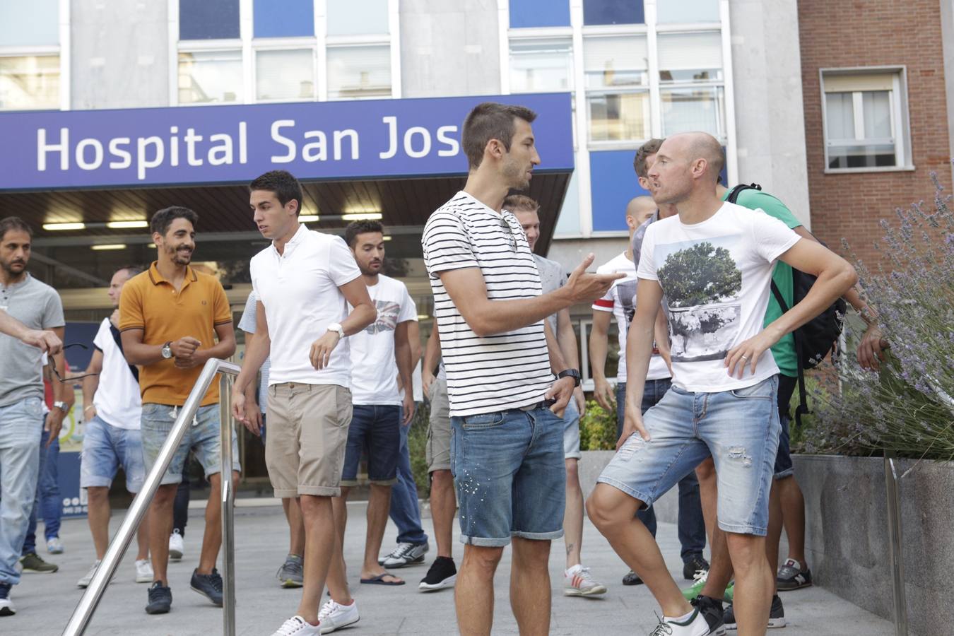 Los 20 de Bordalás posan antes del reconocimiento médico