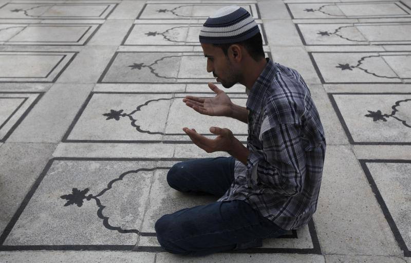 Un hombre lleva a cabo las oraciones de la noche durante el Ramadán en la Mezquita Memon en Karachi, Pakistán