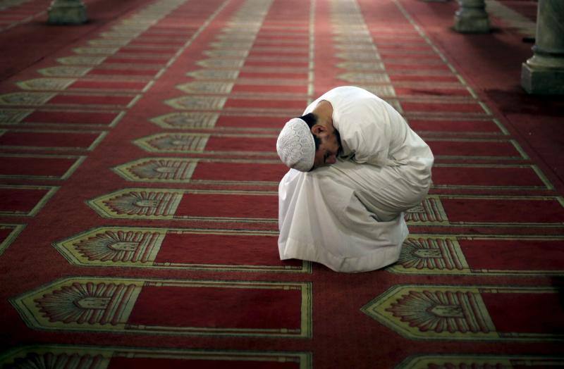 Un hombre asiste a una oración de la noche durante el Ramadán en la mezquita Al- Azhar en la antigua zona islámica de El Cairo, Egipto