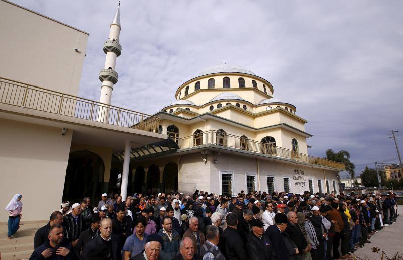 Fieles musulmanes rezan fuera de la mezquita de Gallipoli, situada en el suburbio de Sydney occidental de Uburn, Australia