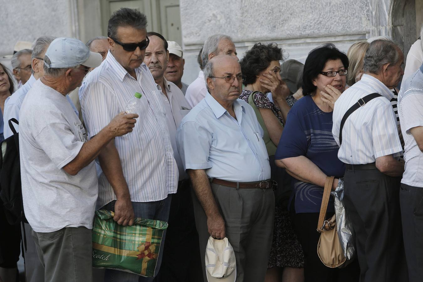 Colas en Grecia tras la apertura de los bancos